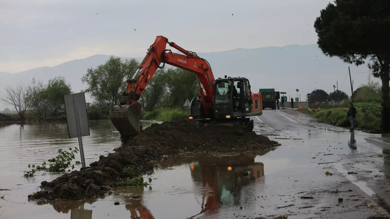 Aydın’da Büyük Menderes Nehri Taştı: Tarım Arazileri Sular Altında, Ulaşımda Aksama