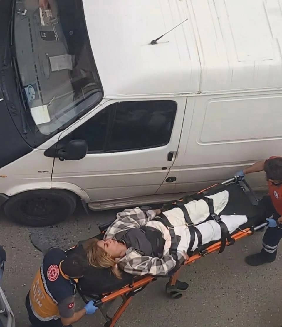 Germencik'te Pazaryerinde Korkunç Olay: Eşi Tarafından Bı*aklanan Kadın Hastaneye Kaldırıldı