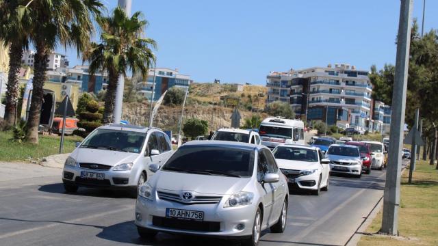 KUŞADASI'NDA BAYRAM YOĞUNLUĞU: ARTERLER KİLİTLENDİ, ŞEHİR MERKEZİ VE SAHİLLER DOLDU