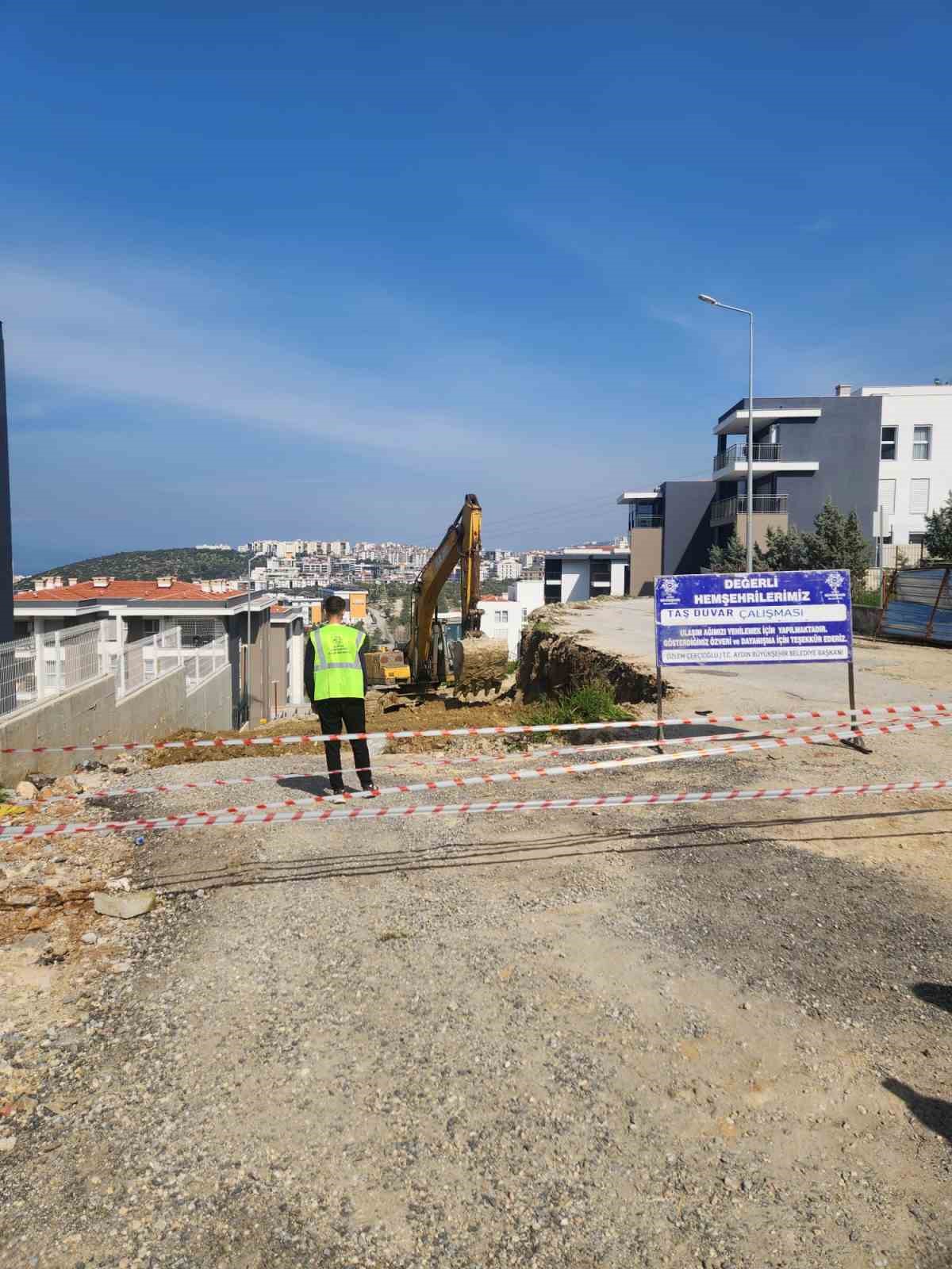 ​AYDIN BÜYÜKŞEHİR KUŞADASI’NDA DÖRT KOLDAN ÇALIŞIYOR: VATANDAŞLAR HİZMETİN SAHİBİNİ ANLAMAK İÇİN SOKAĞA ÇIKTIĞINDA ARTIK SAĞA SOLA VE TABELALARA DAHA DİKKATLİ BAKMALI!