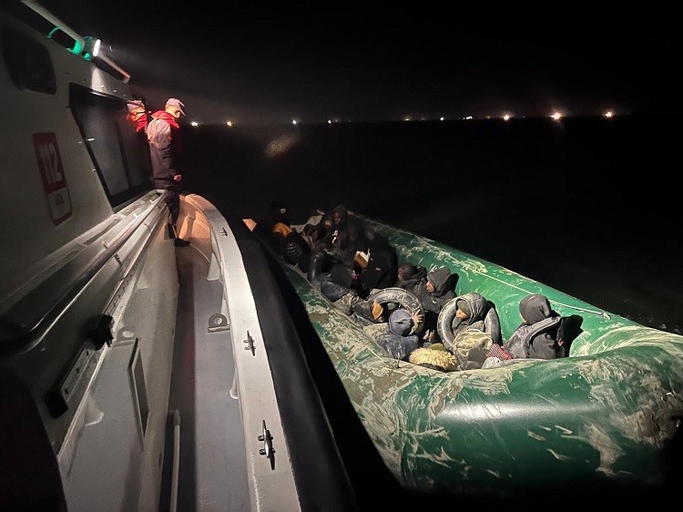 Didim Açıklarında Göçmen Operasyonu: 18 Göçmen ve 4 Kaçakçı Yakalandı