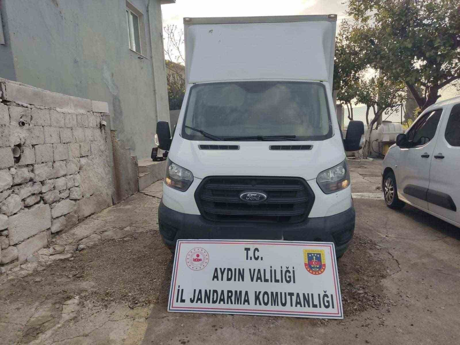 DIDIM’DE KAMYONETTE 39 DÜZENSİZ GÖÇMEN YAKALANDI
