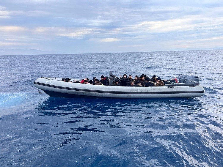 DİDİM AÇIKLARINDA NEFES KESEN OPERASYON! 25 DÜZENSİZ GÖÇMEN YAKALANDI, ORGANİZATÖR KISKIVRAK
