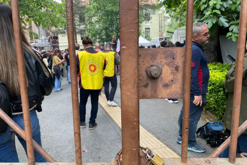İSTANBUL BİLGİ ÜNİVERSİTESİ'NDE POLİS MÜDAHALESİ: KAMPÜS BOŞALTILDI, GÖZALTI VE YARALILAR VAR