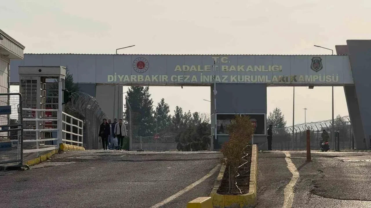 Aydın Açık Cezaevi’nde Kapılar Açıldı: 11’inci Yargı Paketiyle Yüzlerce Aileye Özgürlük Sevinci