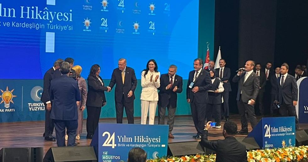 Erdoğan’dan Özlem Çerçioğlu’na Destek Mesajı: “Pisliğin Üzerinde Oturmuşlar Sağa Sola Pislik Atıyorlar”