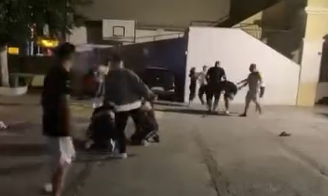 Kuşadası'nda kavga! Otopark ücreti yüzünden birbirlerine girdiler