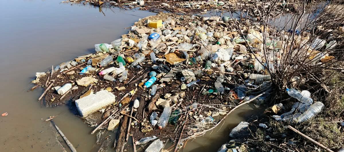 TARİHİ TAŞKÖPRÜ TEHLİKE ALTINDA: ÇEVRE KİRLİLİĞİ VE YIKILMA RİSKİ