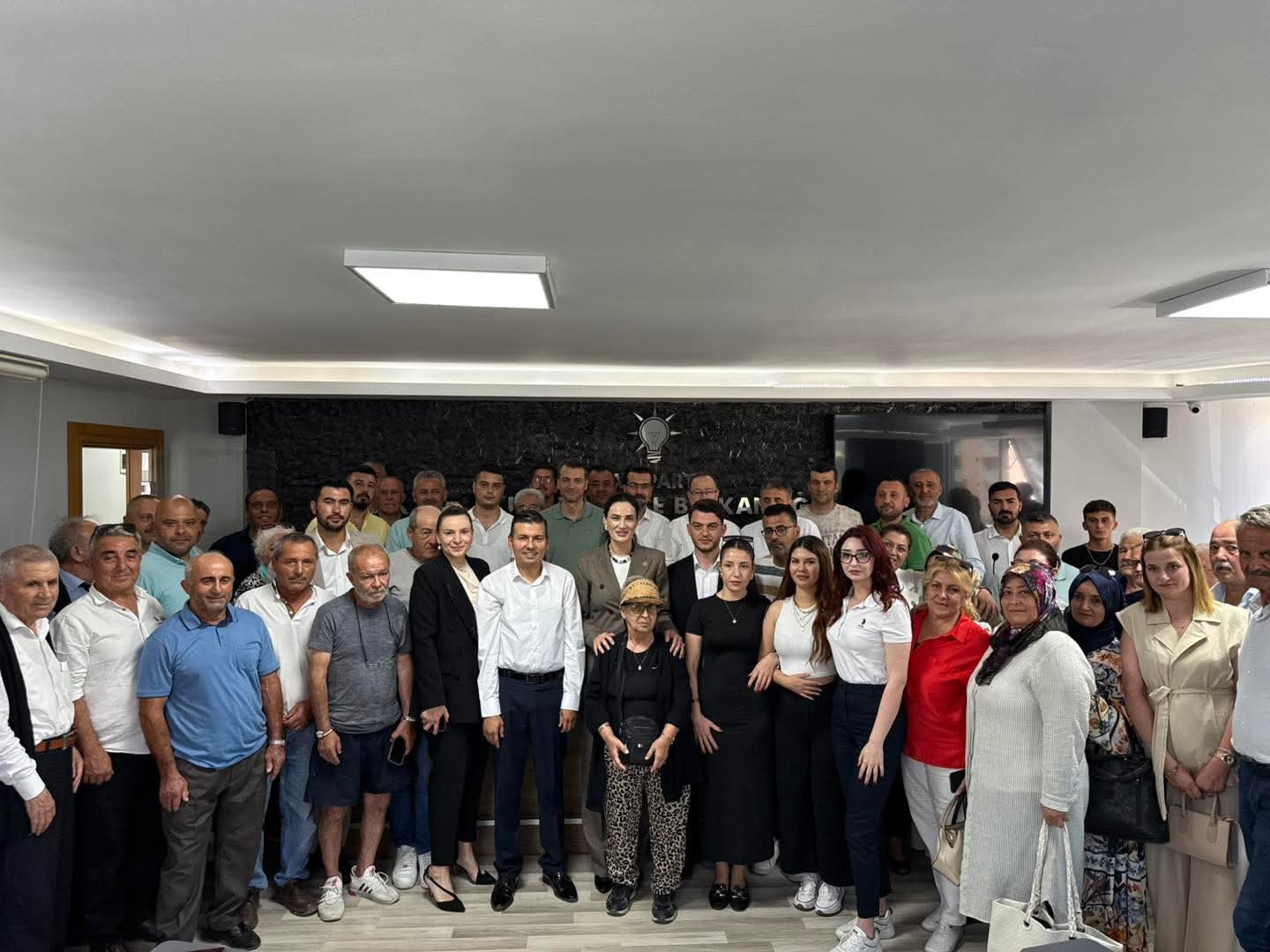 AK Parti Kuşadası'ndan Bayramda Birlik Mesajı: 