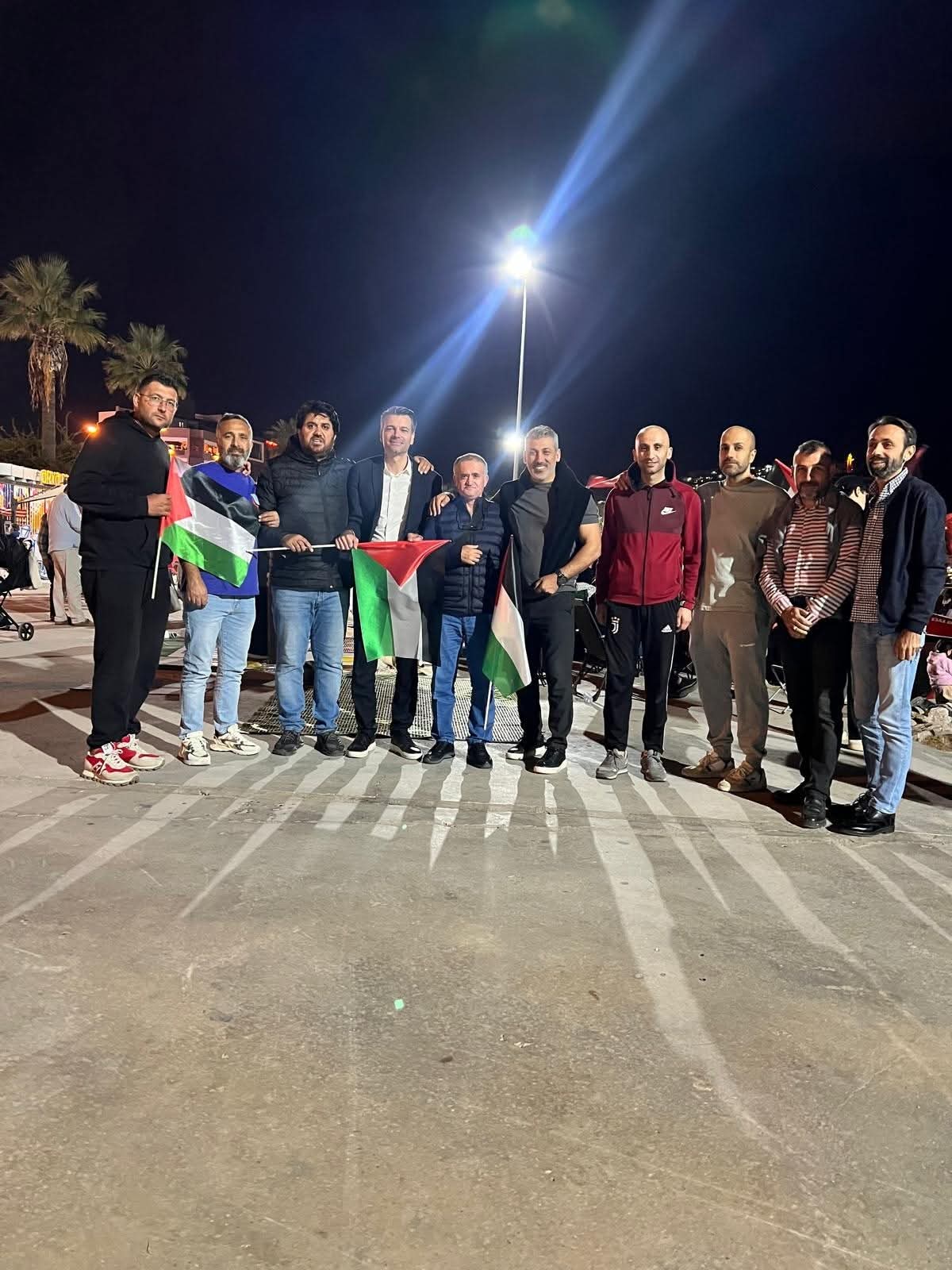 AK Parti Kuşadası İlçe Teşkilatı Gazze Sümud Filosu Nöbetine Katıldı