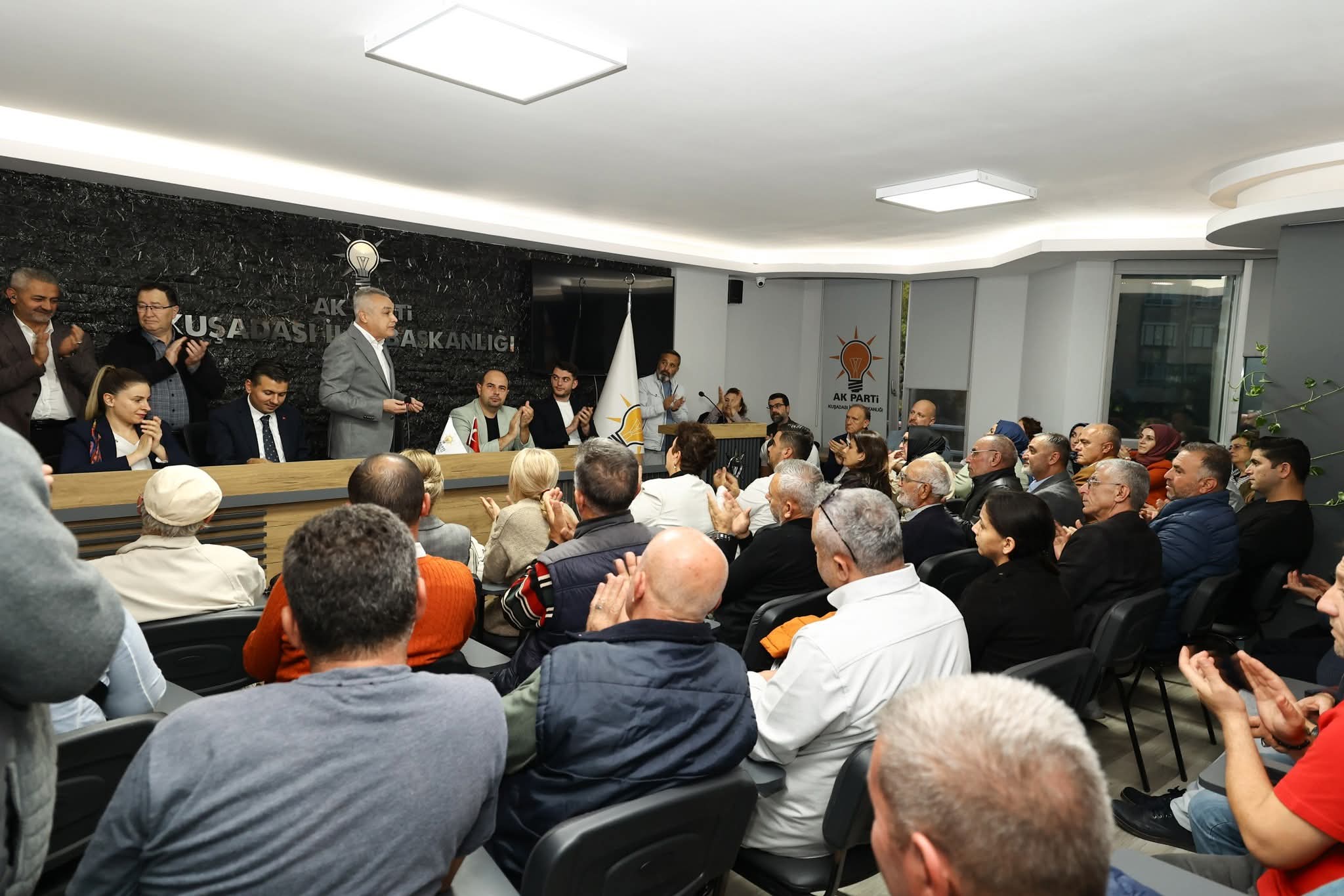 “Biz Buradayız, Dimdik Ayaktayız” — AK Parti Kuşadası’nda Birlik Mesajı