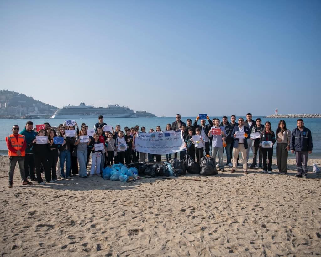KUŞADASI’NDA GELECEĞE TEMİZ MİRAS: ORTAOKUL ÖĞRENCİLERİ SAHİLİ ÇÖPTEN ARINDIRDI