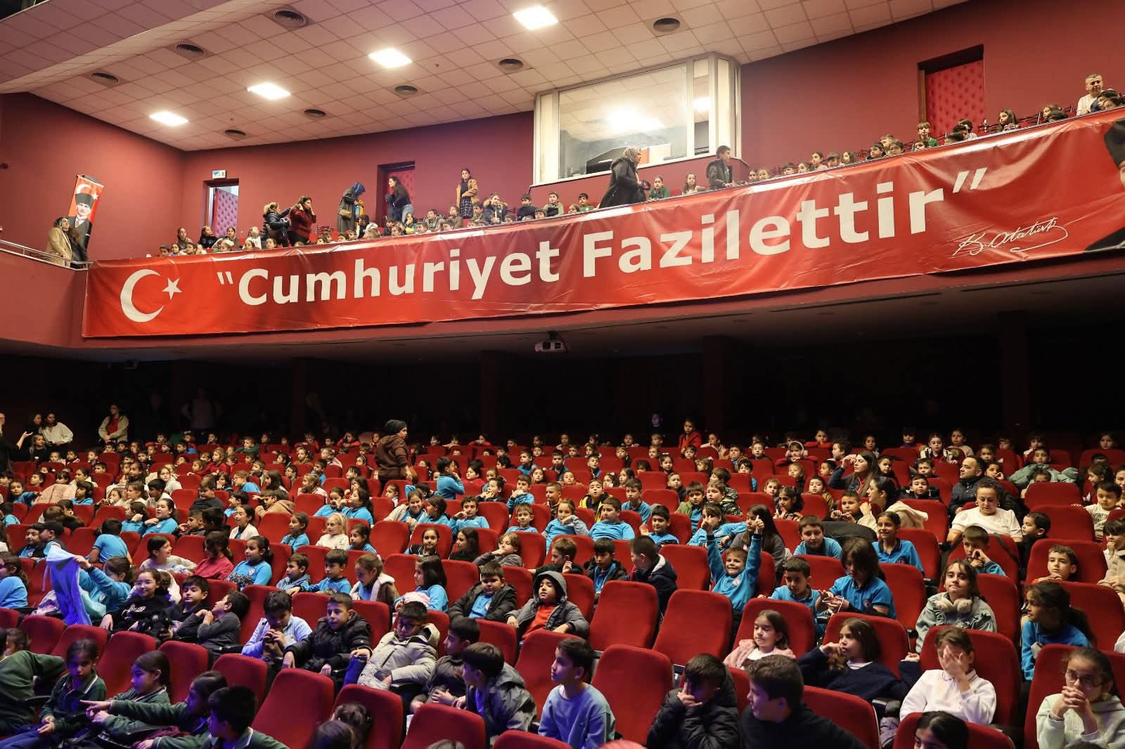 Aydın’da Çocuklar Sanatla Buluştu: “Müzisyenler Çetesi” Sahnelendi
