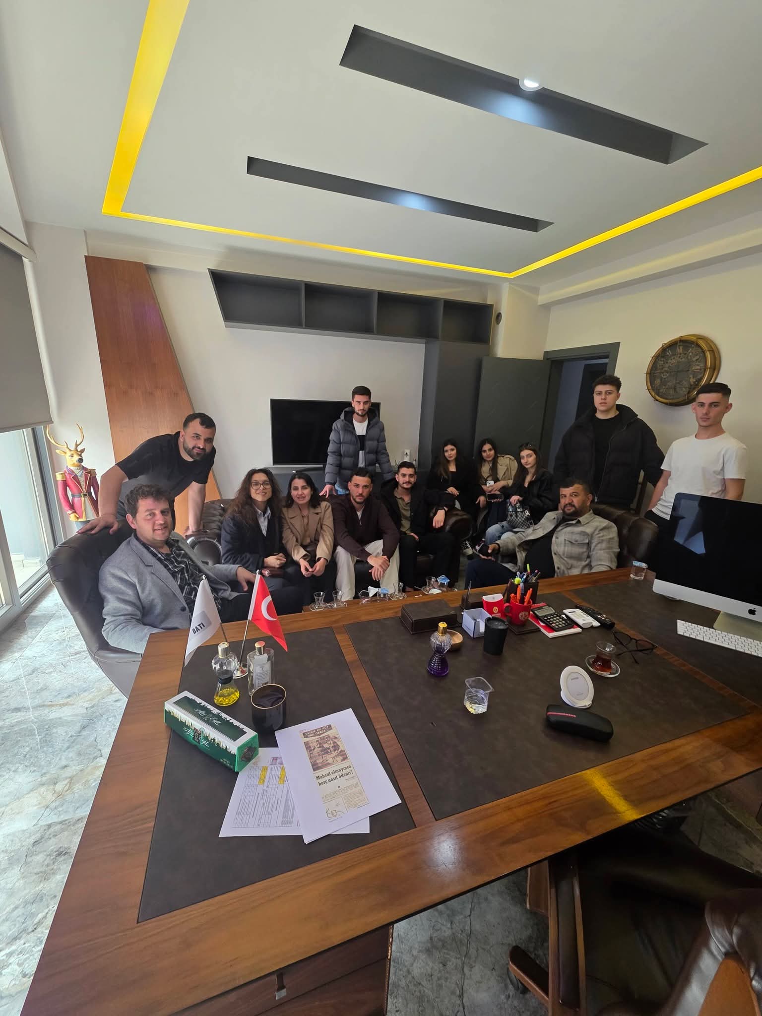 KUŞADASI’NIN SEVİLEN İŞ İNSANI ERKAN GÜZELGÜN’E ANLAMLI ZİYARET