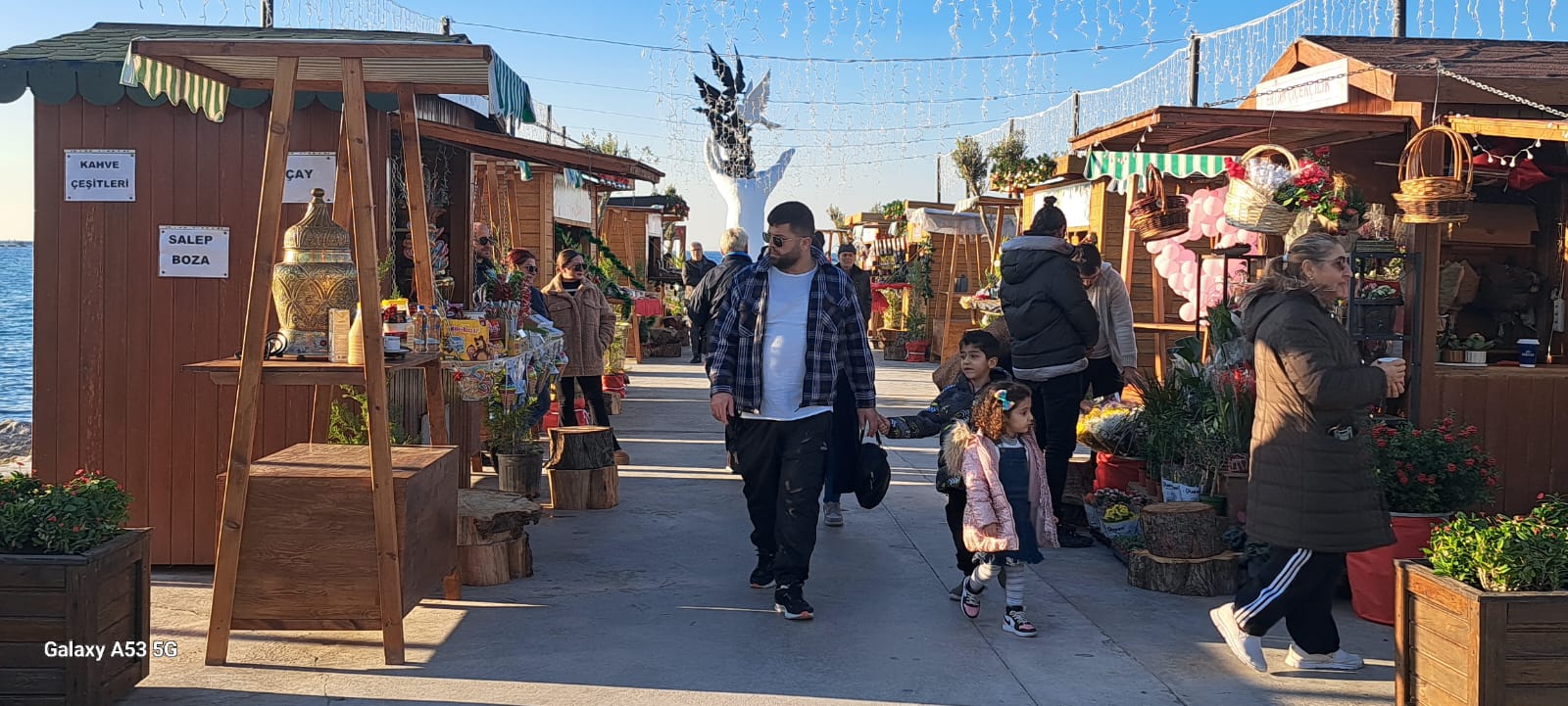 Kuşadası’nda Yeni Yıl Heyecanı Sokakları Renklendirdi