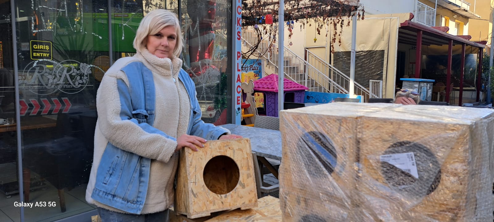 Kuşadası’nın Hayvansever Kahramanı: Mirella Şahin’in Sıcak Yüreğinden Sokak Hayvanlarına Sevgi Eli