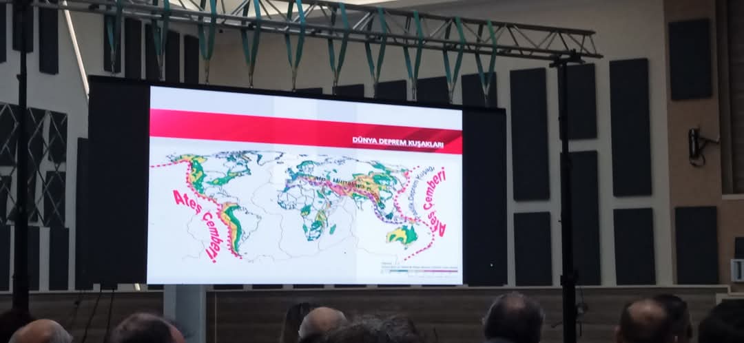 Kuşadası'nda Deprem Paneli Gerçekleştirildi: Uzmanlardan Önemli Uyarılar