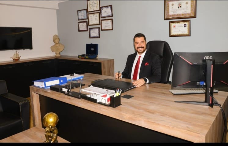 KAT KARŞILIĞI İNŞAAT SÖZLEŞMELERİNDE BÜYÜYEN TEHLİKE        ARSA SAHİPLERİ HAKKINI NASIL ARAYACAK? Av. Mehmet Aygüneş, yaşanan mağduriyetleri ve hukuki yolları Adagüncele anlattı