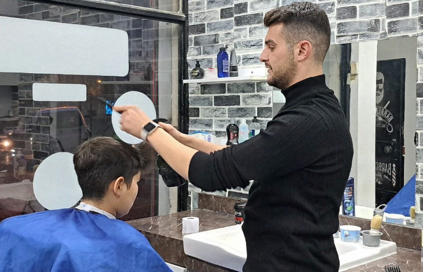 Kuşadası’nın Usta Kuaförü Hakkı Eser’den Erkeklere Özel: Saçınız Tarzınızı Konuştursun!