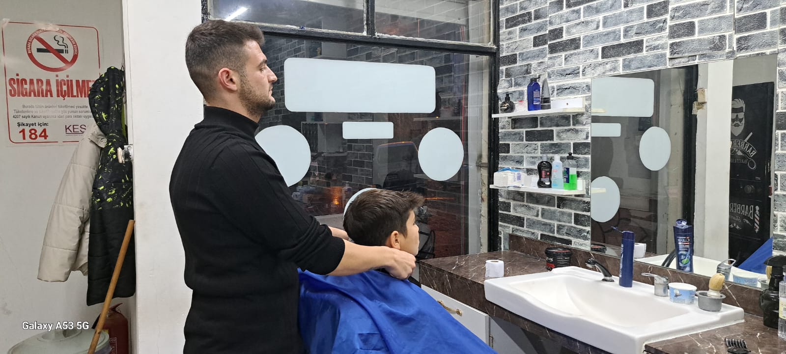 Kuşadası’ndan Yükselen Yıldız: Hakkı Eser, Erkek Kuaförlüğünde Çocukluk Hayalini Gerçekleştiriyor