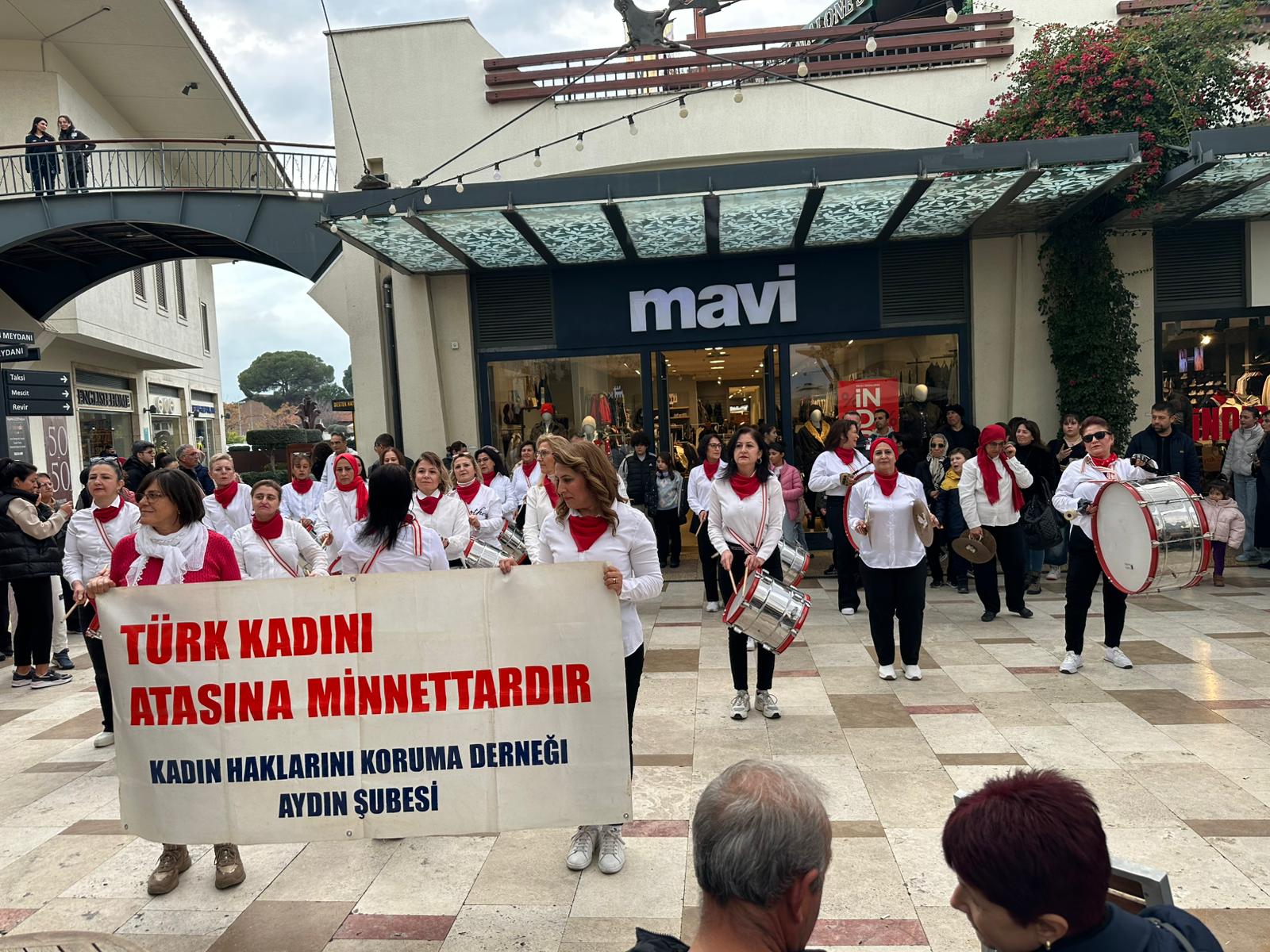 TÜRK KADINI ATASINA MİNNETTARDIR: AYDIN FORUM'DA BİRLİK VE DAYANIŞMA MESAJLARI