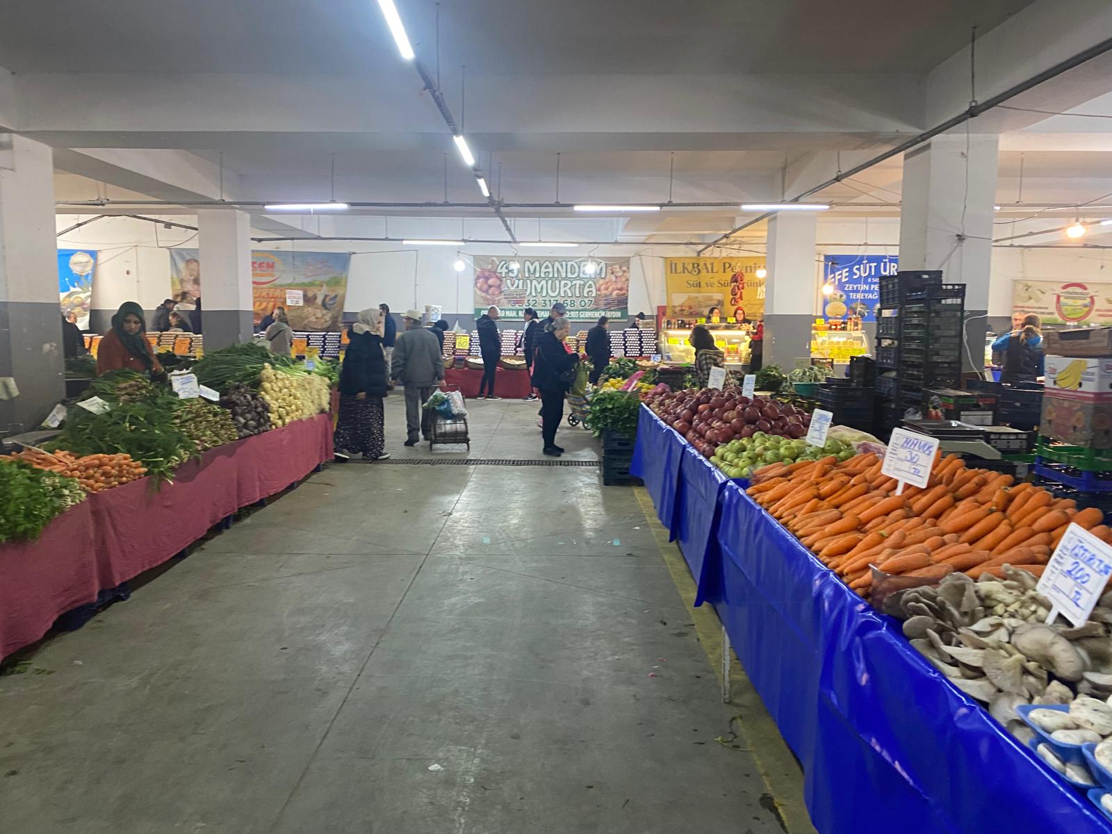 Kuşadası Cuma Pazarı Sessizliğe Büründü