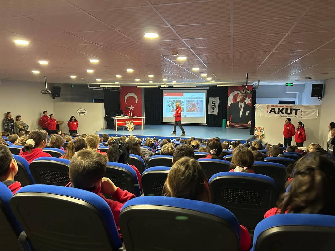 Kuşadası AKUT’tan Deprem Bilinçlendirme Semineri: 28 Öğretmen ve 510 Öğrenciye Eğitim Verildi