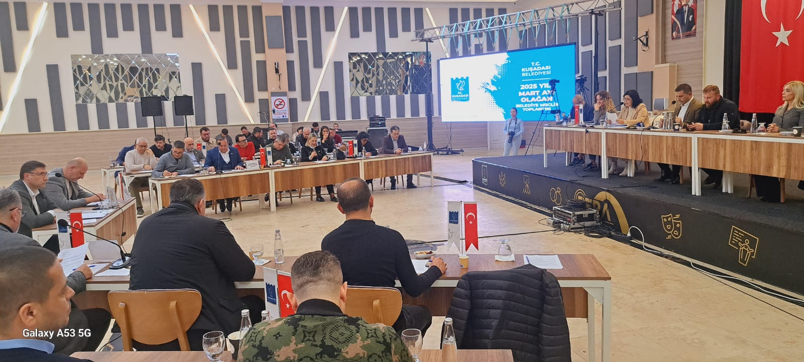 Kuşadası Belediye Meclisi Mart Ayı Toplantısı: Tartışmalı Kararlar ve Muhalefetin Tepkileri!