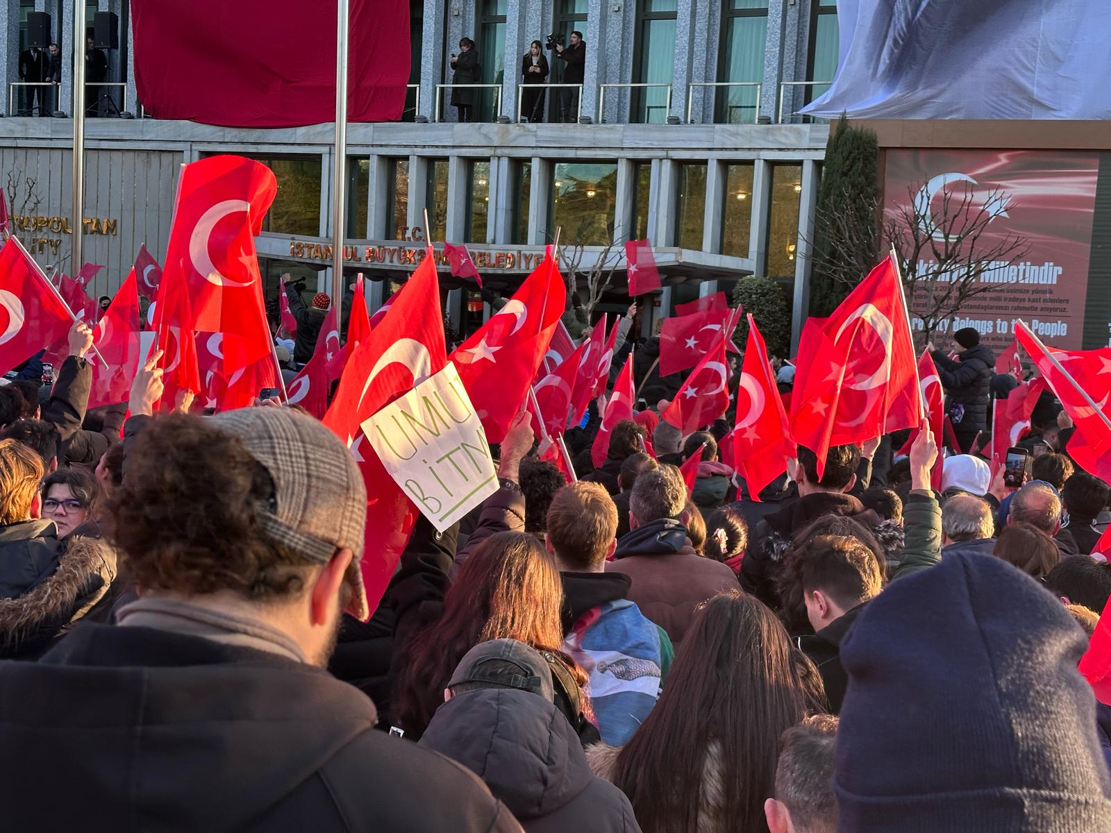İstanbul'da Tarihi Gün: Ekrem İmamoğlu Gözaltına Alındı, Halk Saraçhane'de Toplandı