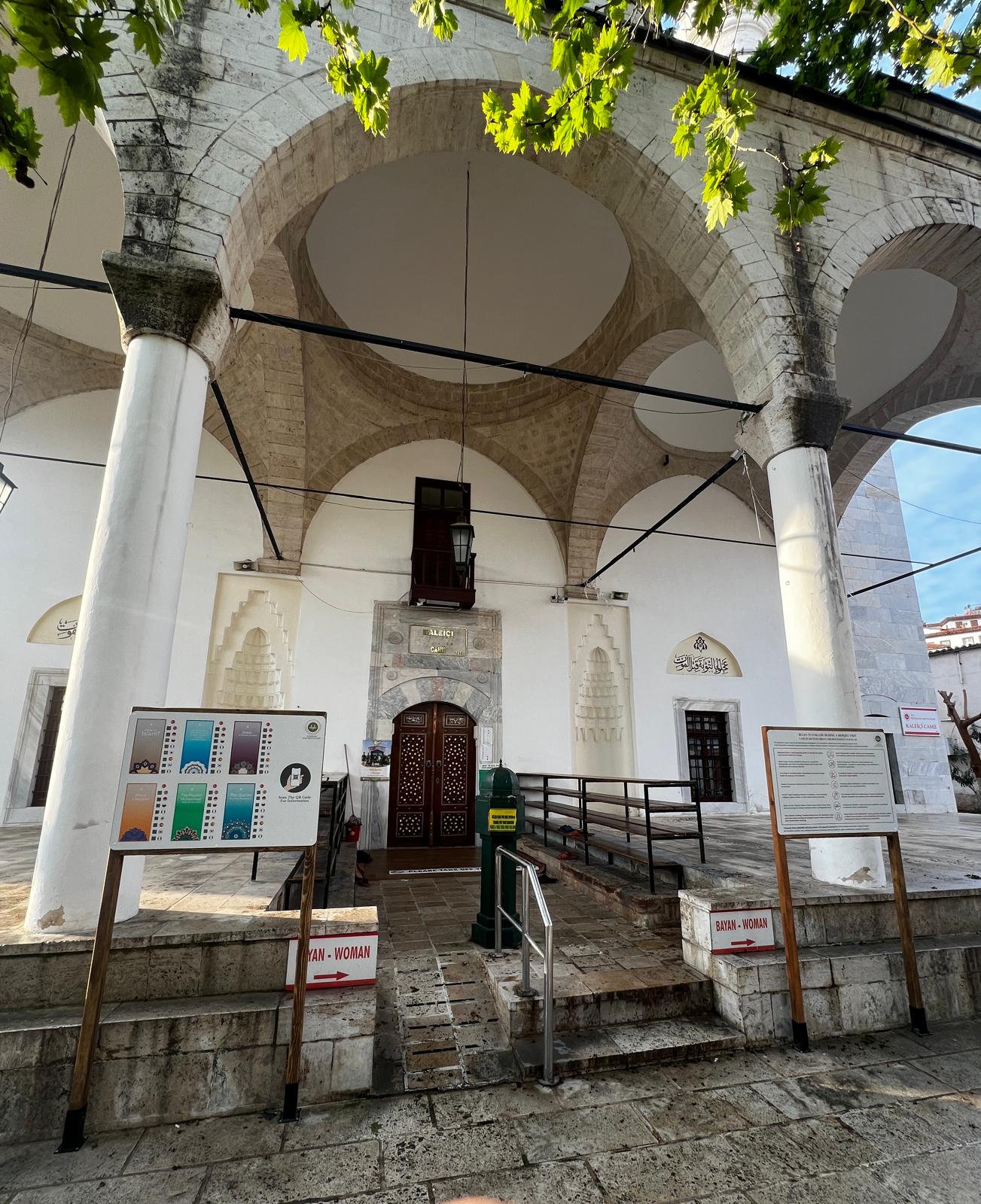 Kuşadası’nda Tarihi Camilere Çok Dilli Bilgilendirme Hamlesi!