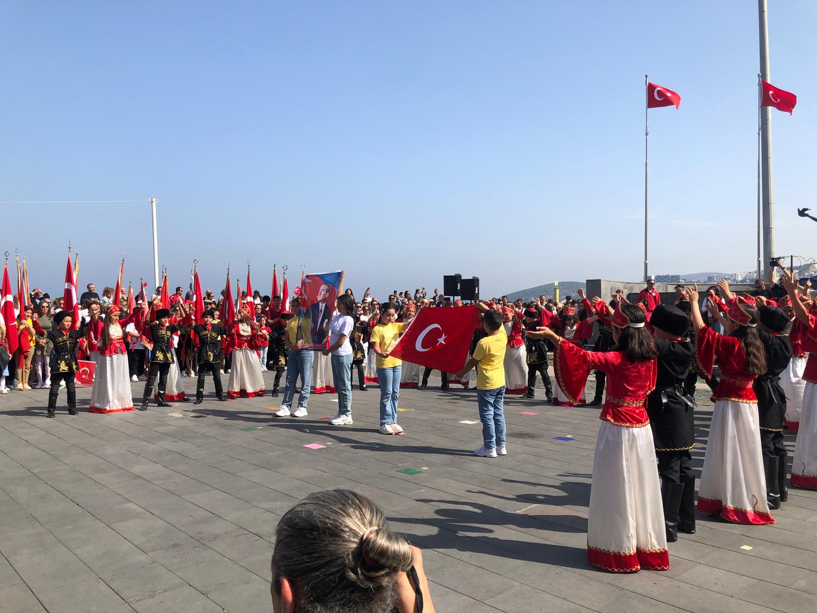 Kuşadası’nda 23 Nisan Coşkusu: Tören ve Etkinliklerle Kutlandı