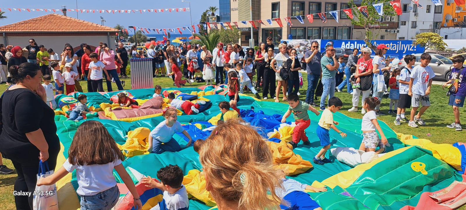 Kuşadası’nda 23 Nisan Coşkusu: Çocuk Şenliği Karnaval Havasında Geçti
