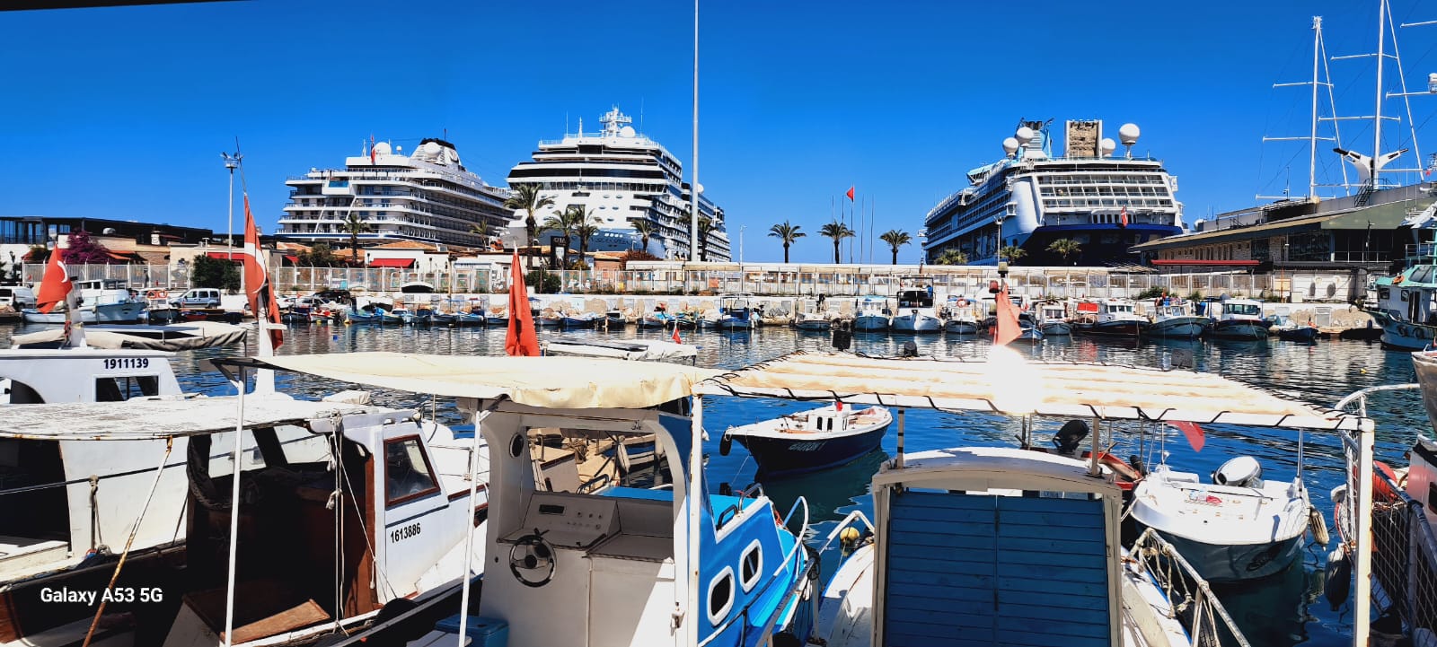 Kuşadası'na Kruvaziyer Akını: 3 Dev Gemiyle 4.902 Turist Geldi!