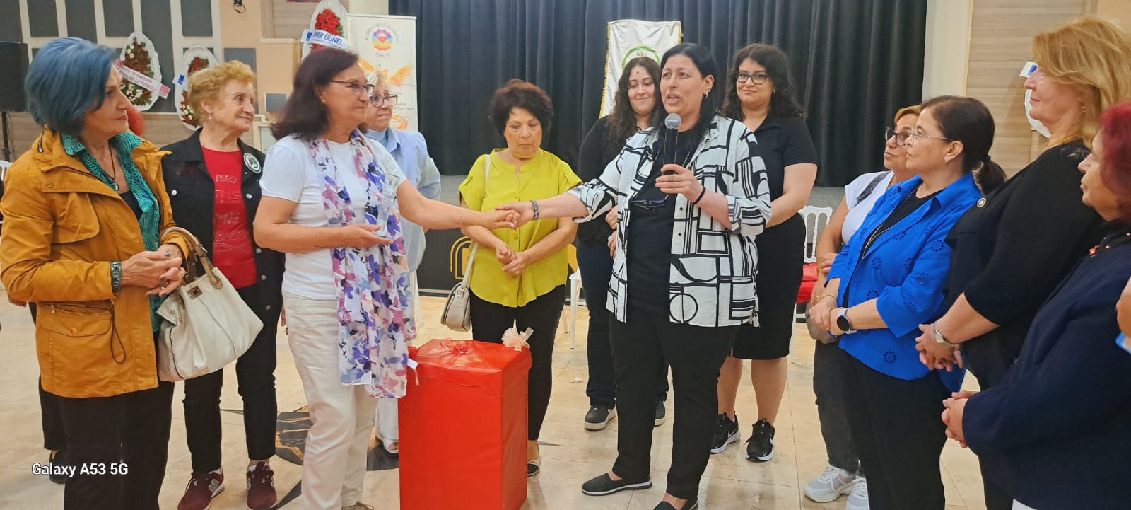 Depremin Sessiz Kahramanı Fehime Duman Özbay, Kuşadası’nda “Yılın Annesi” Seçildi