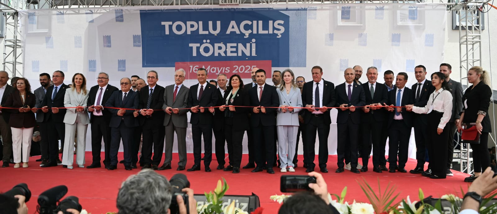 CHP LİDERİ ÖZGÜR ÖZEL KUŞADASI’NDA TOPLU AÇILIŞ TÖRENİNE KATILDI