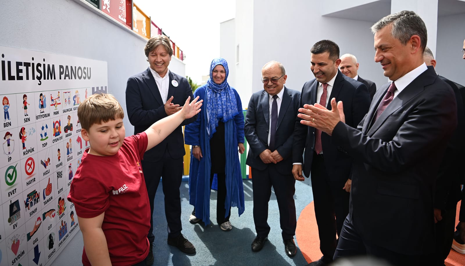 Özgür Özel Kuşadası’nda: Otizm Merkezi Açıldı, Halkla Buluşma Mesajı Verildi