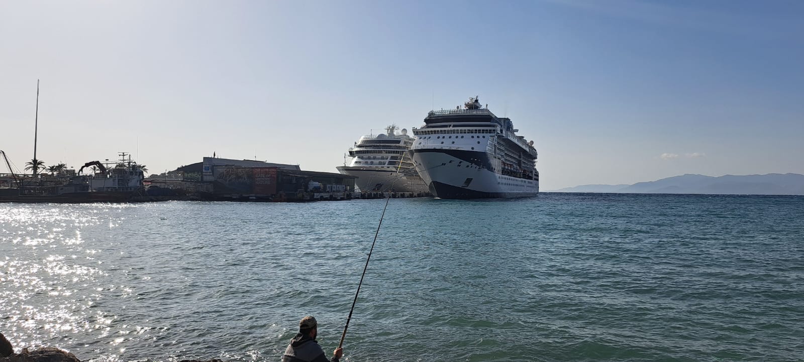 Kuşadası Limanı’nda Çifte Dev Kruvaziyer Bereketi: 9 Bini Aşkın Kişi İlçeye Akın Etti