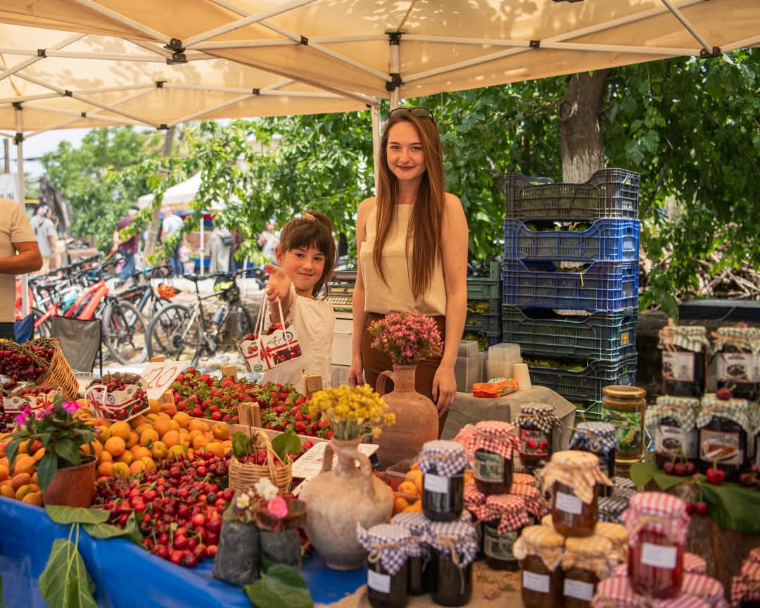 Kirazlı’da Şenlik Başladı: Kahvaltı Masaları Kuruldu, Kiraz Stantları Dolup Taştı