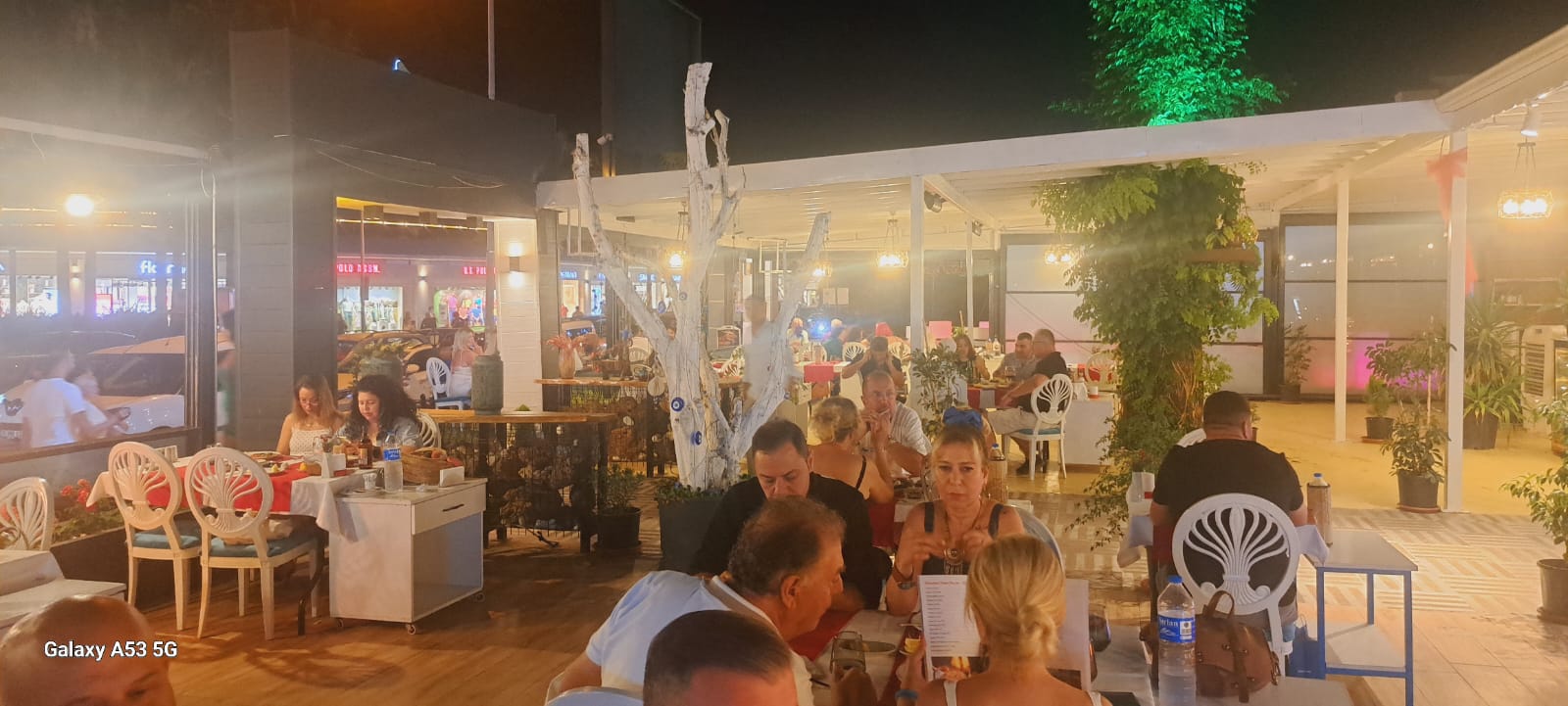 Kuşadası’nda Eğlence, Lezzet ve Kırmızı Enerji Bir Arada: Kırmızı Balık Fark Yaratıyor