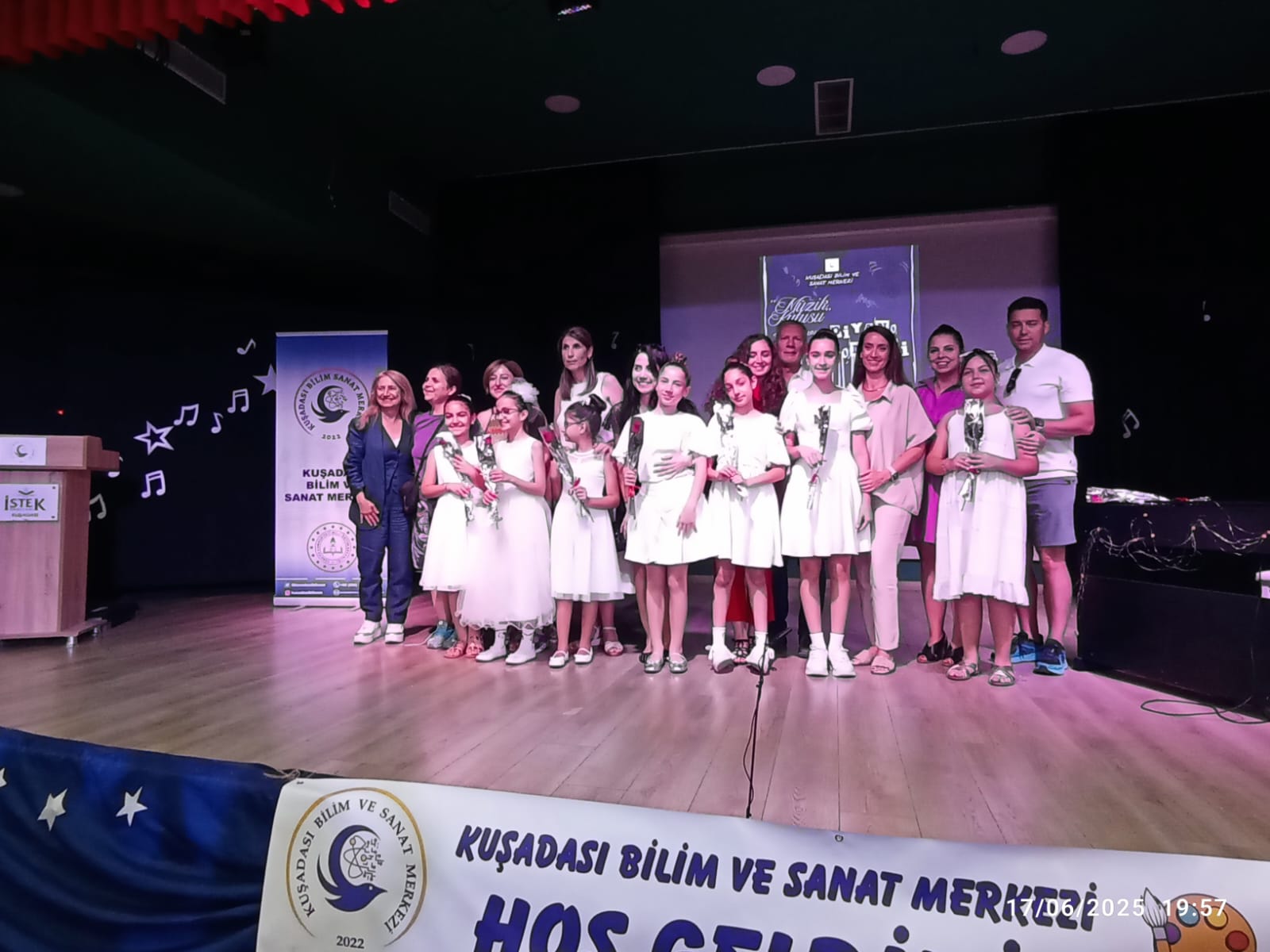 Kuşadası’nda “Müzik Kutusu” Açıldı: Minik Parmaklardan Yükselen Büyük Duygular