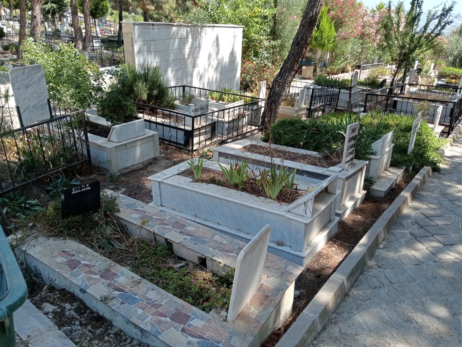 Kuşadası Mezarlıklarında Kıble Krizi: “Ölüler Bile Rastgele Gömmüş, Yönü Allah’a Kalmış”