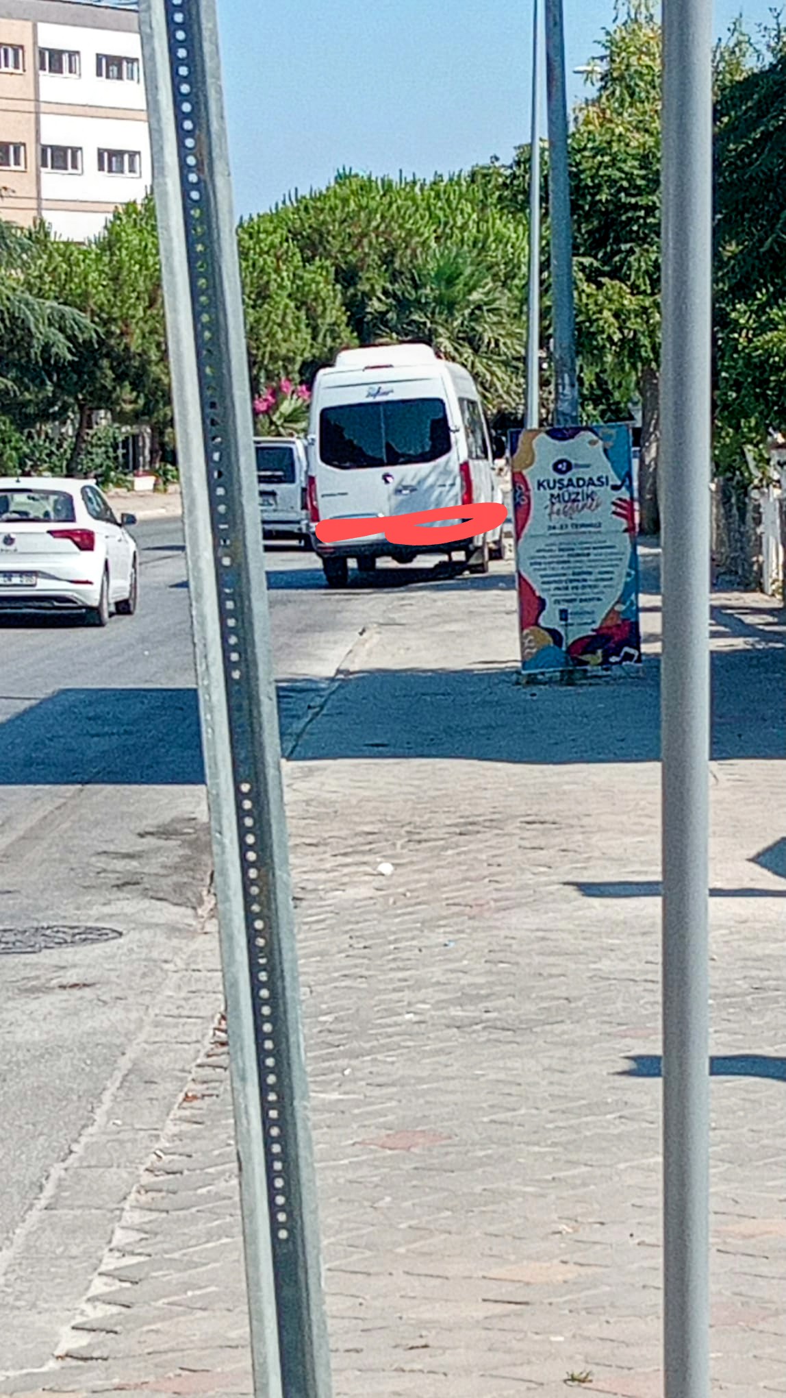 Kuşadası’nda Kaldırım Krizi: Tur Otobüsleri Yaya Güvenliğini Tehdit Ediyor
