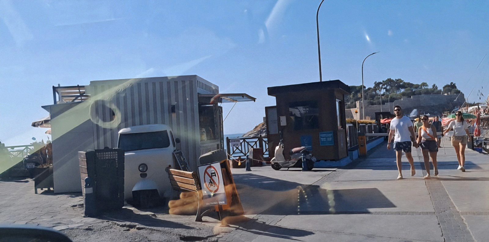 Güvercinada Girişinde ‘Baraka Kafe’ Görüntüsü: Kuşadası Belediyesi Bu Çirkinliğe Neden Göz Yumuyor?