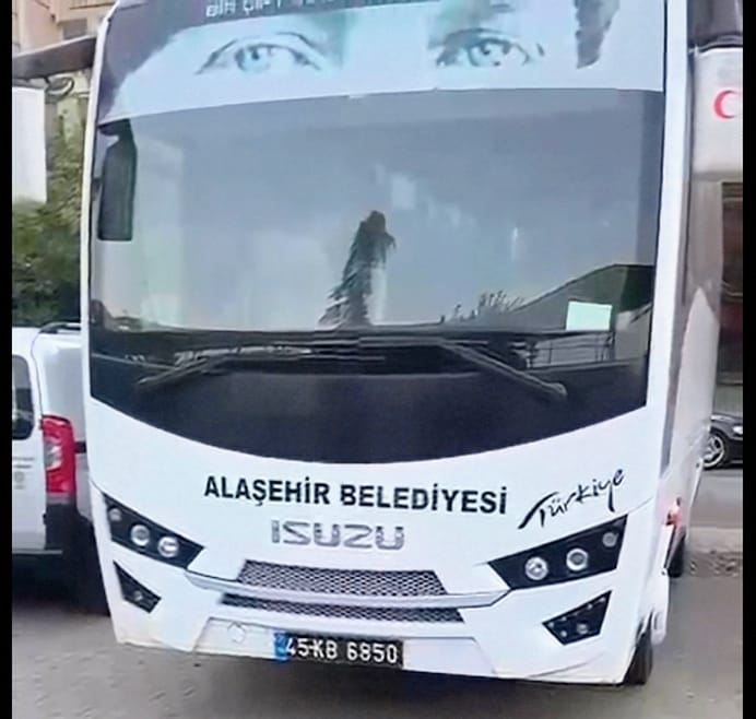 Özgür Özel’in Aydın Mitingi Tartışma Yarattı: Taşınmış Kalabalık ve Belediye Araçları Gündemde