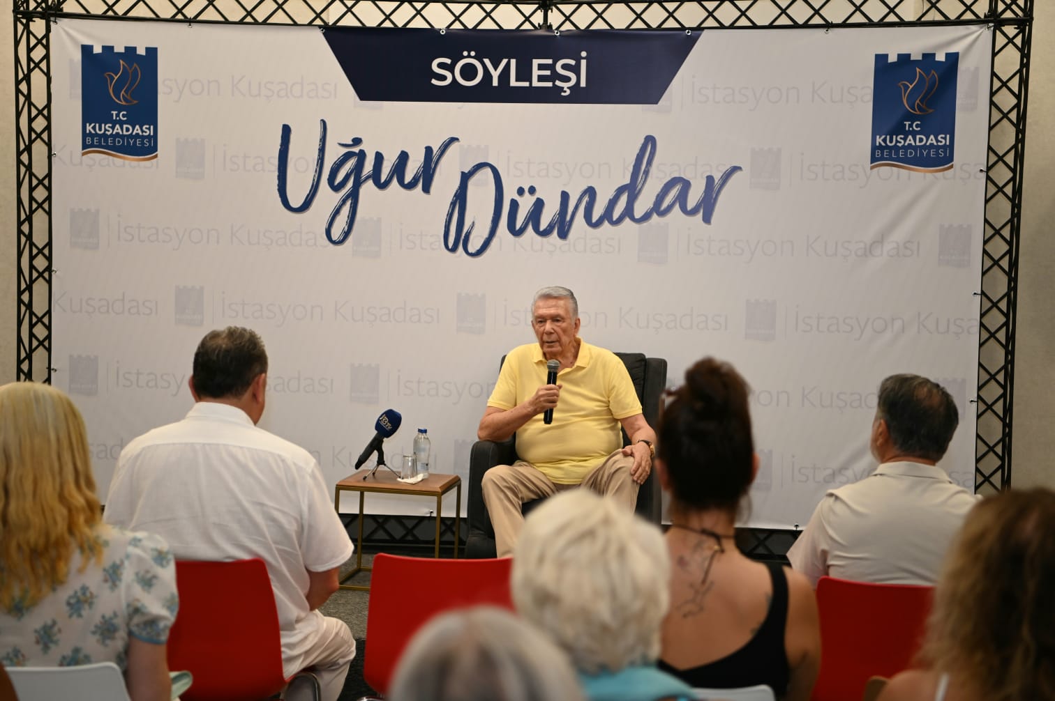 Duayen Gazeteci Uğur Dündar Kuşadası’nda Okurlarıyla Buluştu