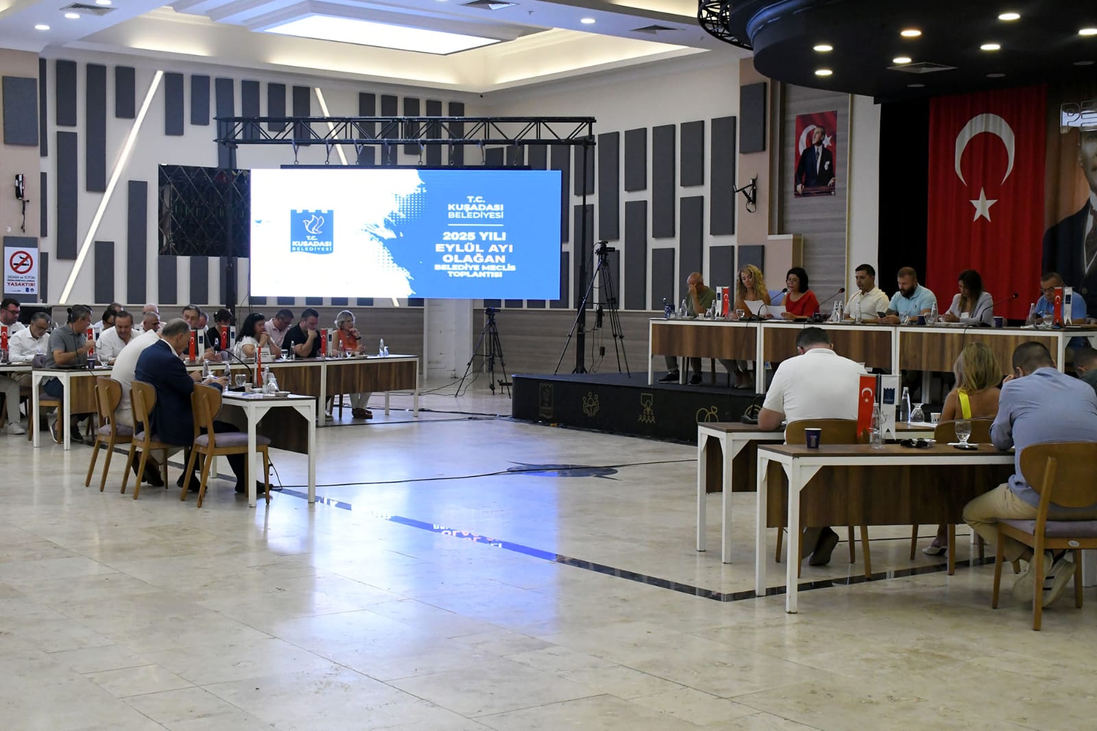 Kuşadası Meclisinde Gerginlik: Levent Eryılmaz’dan Başkan Günel’e Sert Eleştiriler