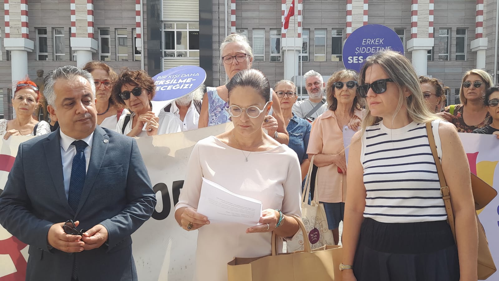 Avukat Eylem Asrav Akınhay: “Yaşamak en temel hakkımızdır”