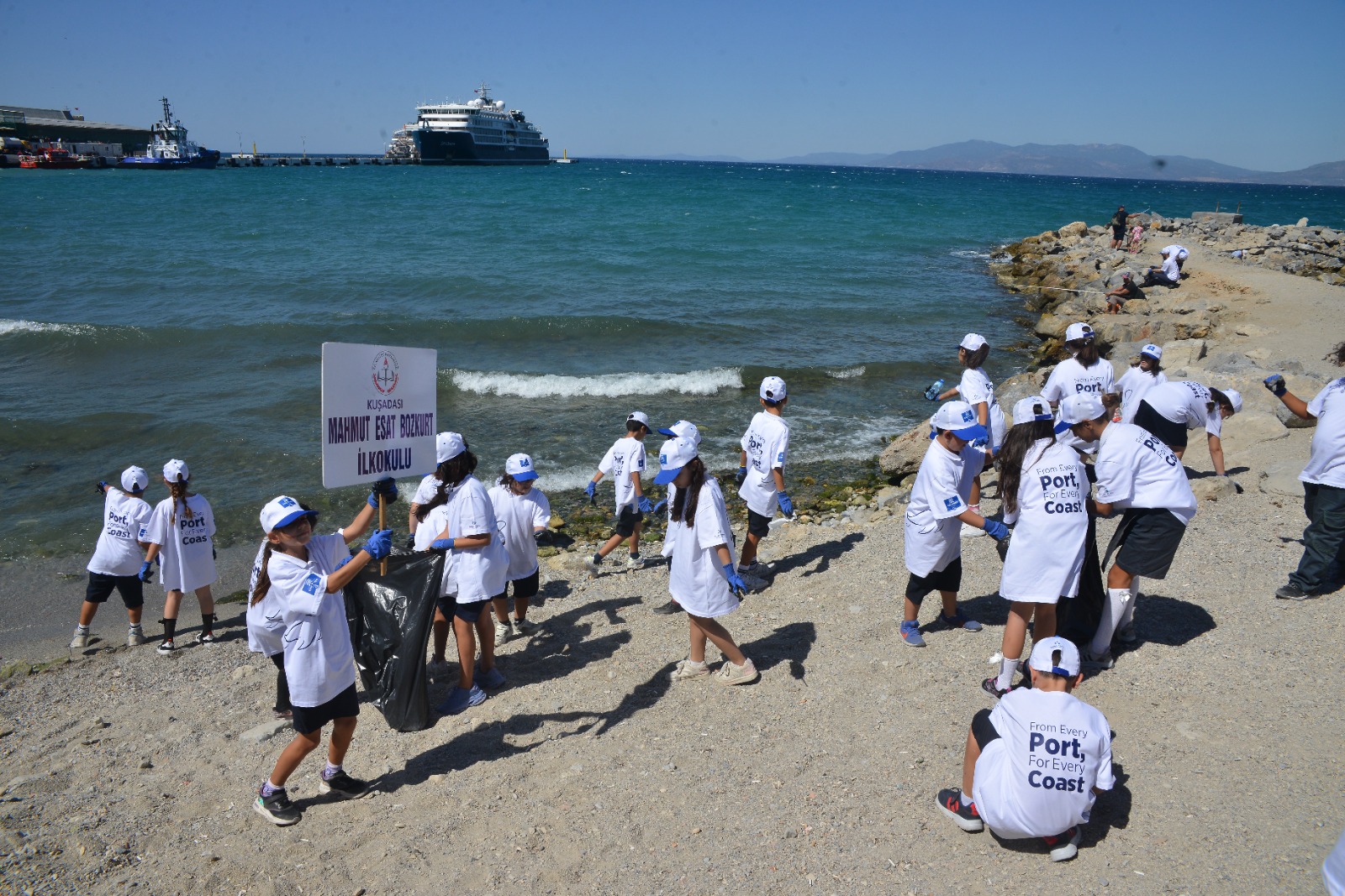 Kuşadası Limanı’ndan Uluslararası Kıyı Temizliği Etkinliği