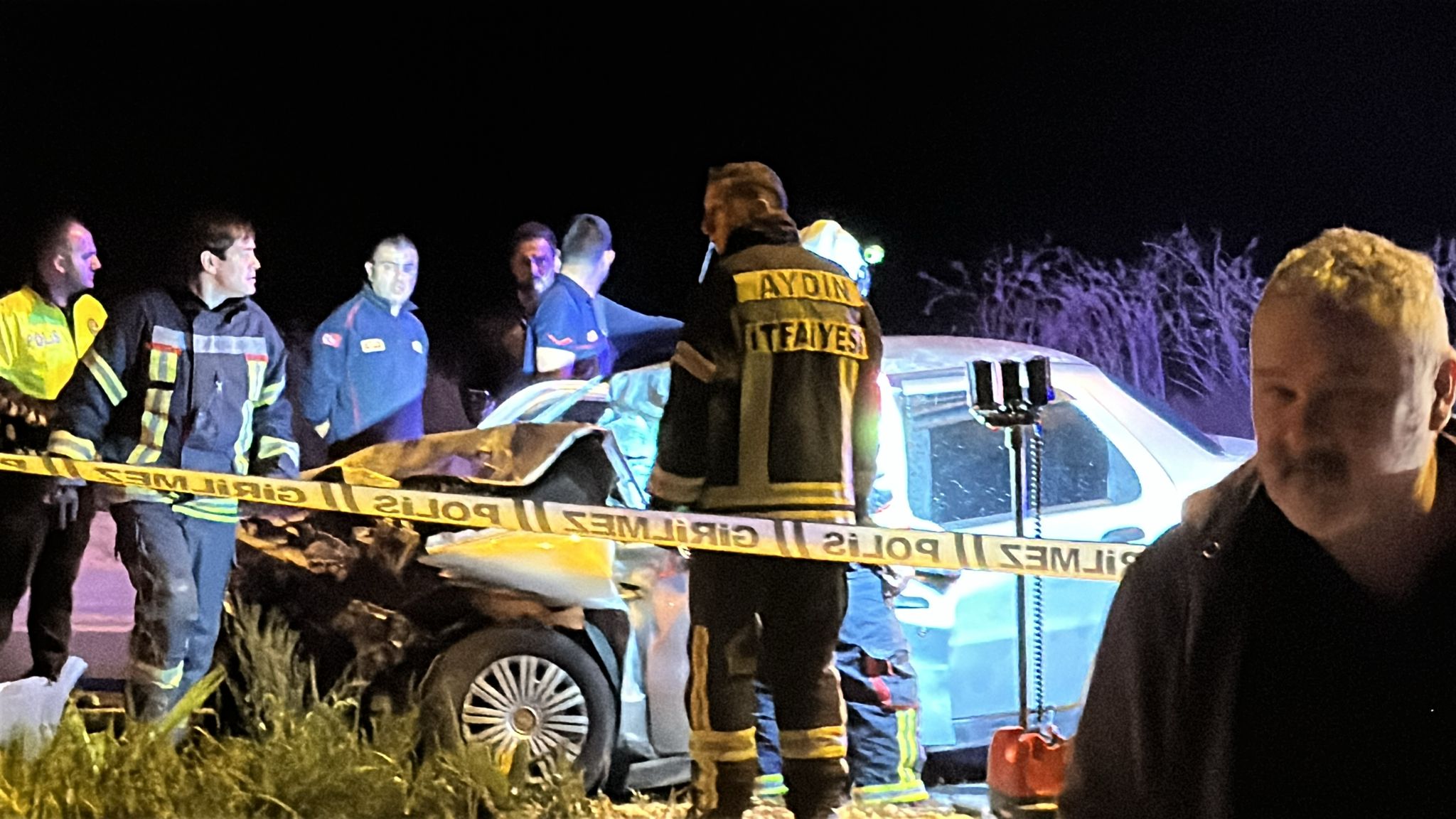 Kuşadası’nda Yağmurlu Gecede Feci Kaza: Otomobil Temizlik Aracına Çarptı, Sürücü Hayatını Kaybetti