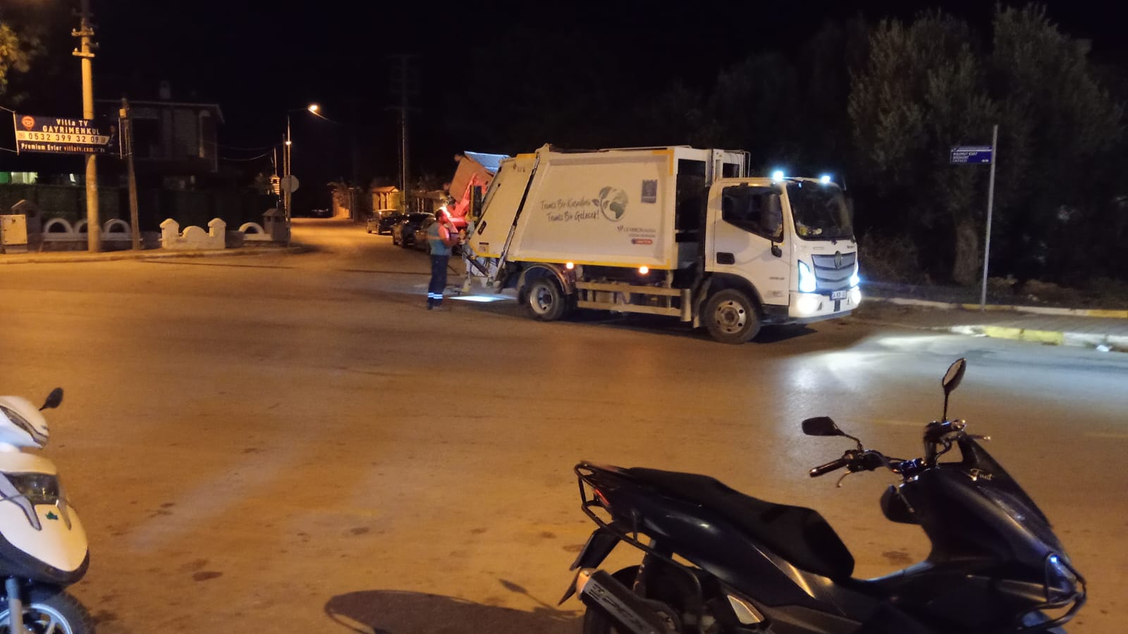 Kuşadası’nda Çöp Karmaşası: “Yan Yana Duruyor, Biri Alınıyor Biri Bırakılıyor!”